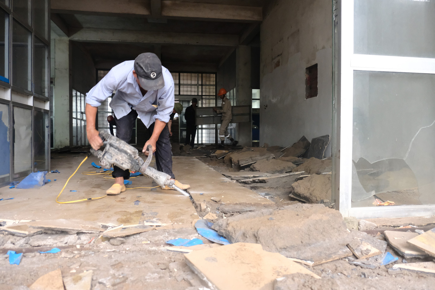 Hà Nội: Cải tạo bệnh viện bỏ hoang ở Mê Linh để phòng chống dịch Covid-19 ảnh 8