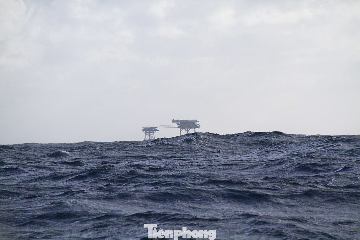 Vượt sóng dữ vào nhà giàn DK1 ảnh 1