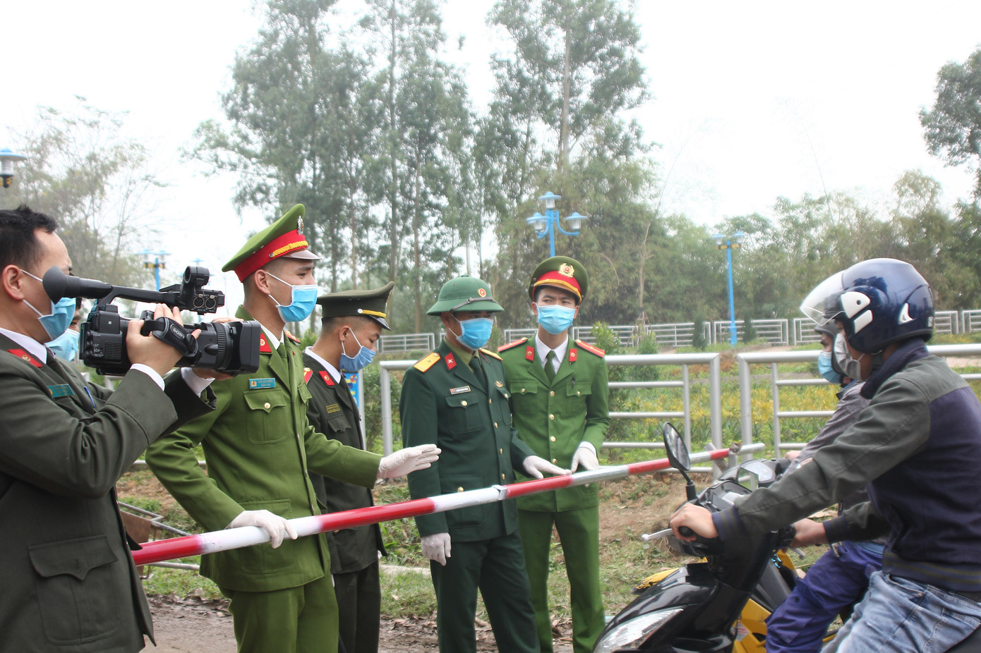 Tận thấy 12 chốt trực cách ly khu vực có dịch Covid-19 tại Vĩnh Phúc ảnh 2