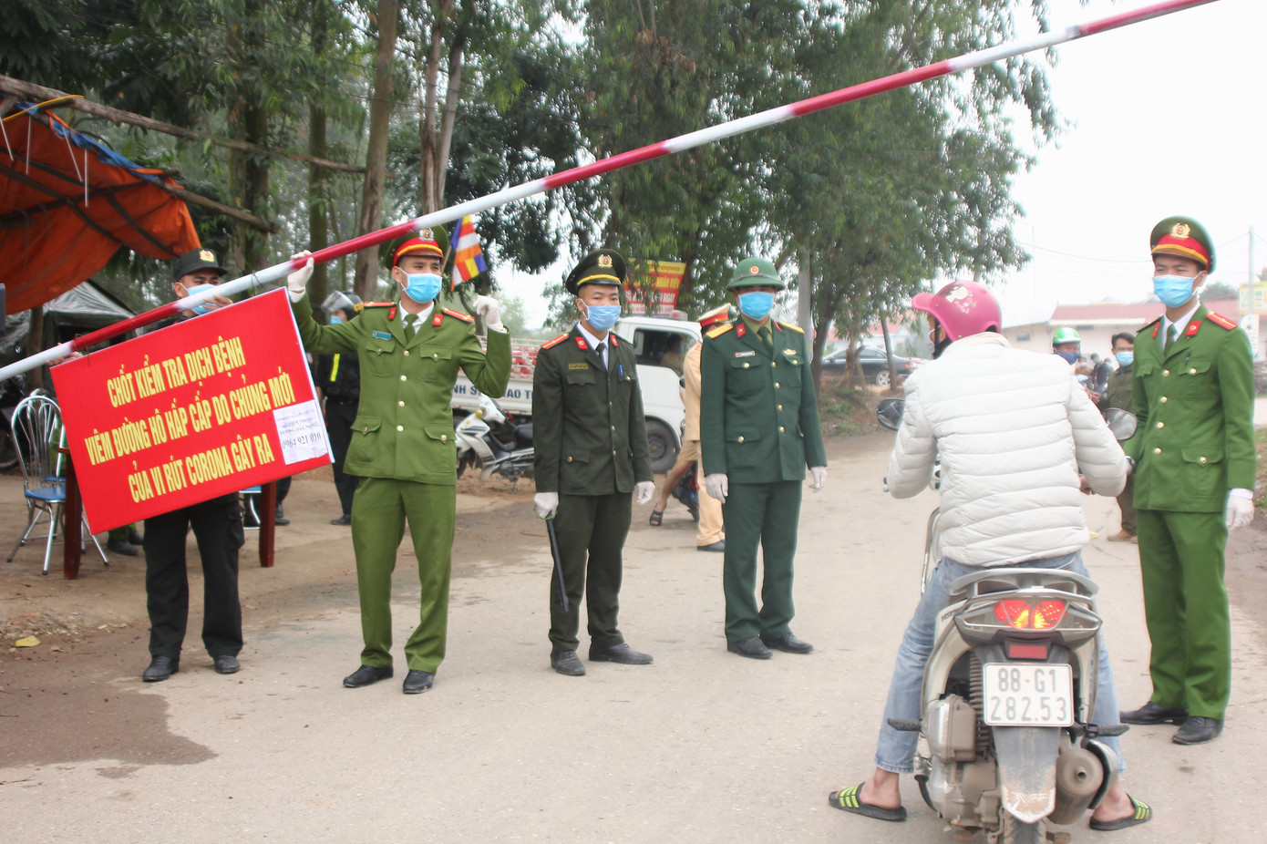 Tận thấy 12 chốt trực cách ly khu vực có dịch Covid-19 tại Vĩnh Phúc ảnh 4