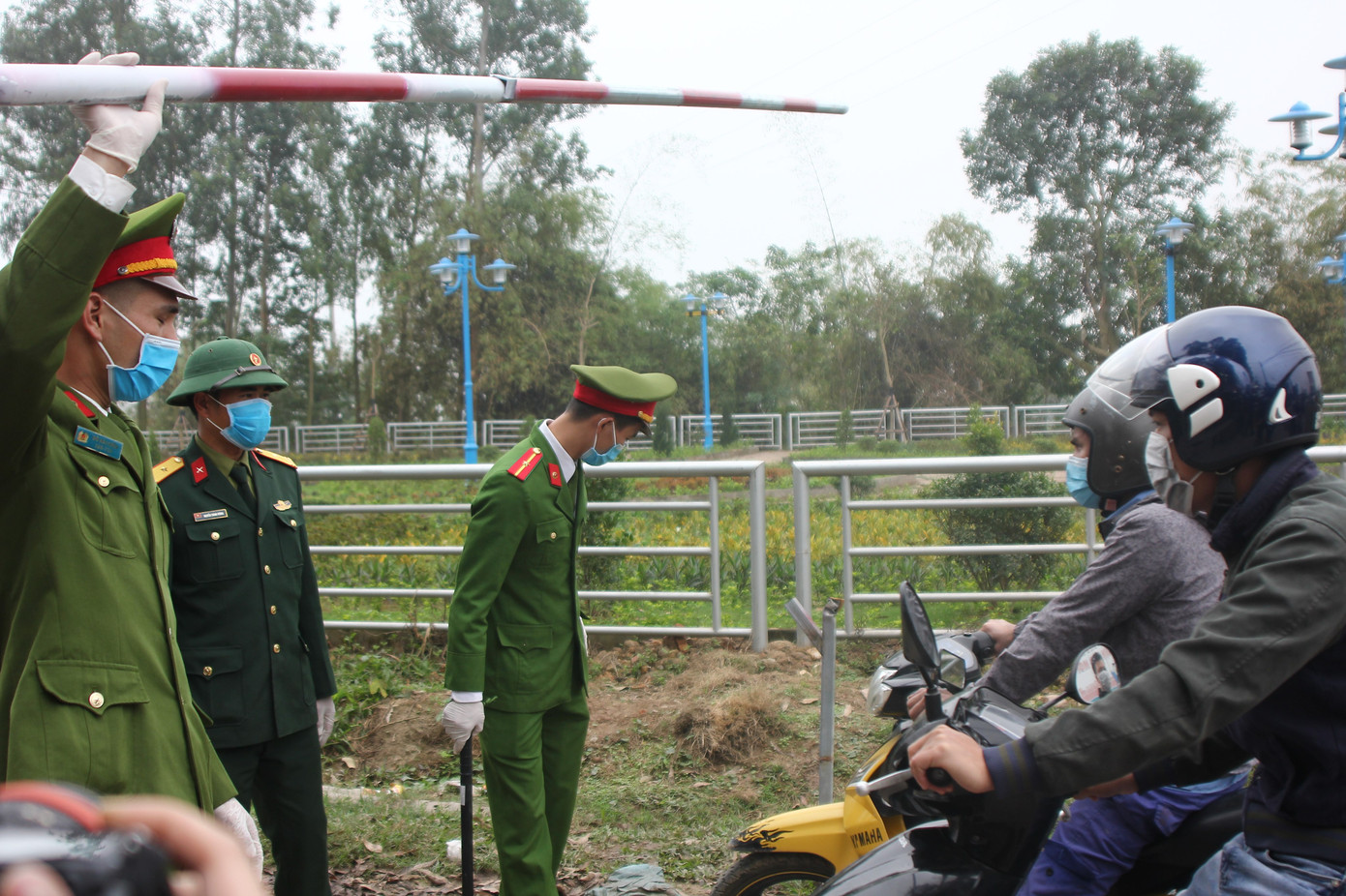 Tận thấy 12 chốt trực cách ly khu vực có dịch Covid-19 tại Vĩnh Phúc ảnh 7