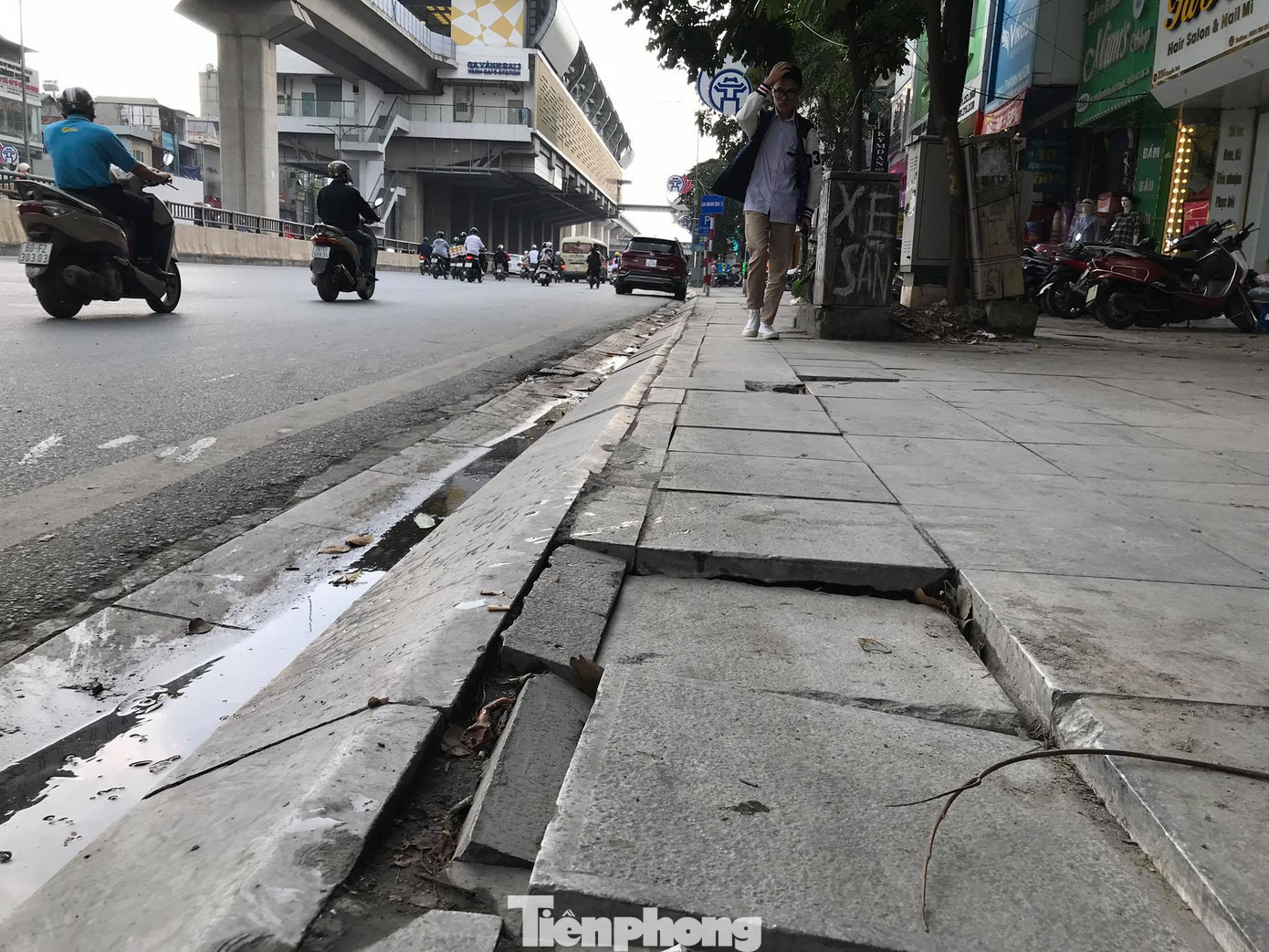 Hà Nội: Vỉa hè lát đá 'trăm tỷ' đường Nguyễn Trãi hư hỏng, vỡ vụn ảnh 2