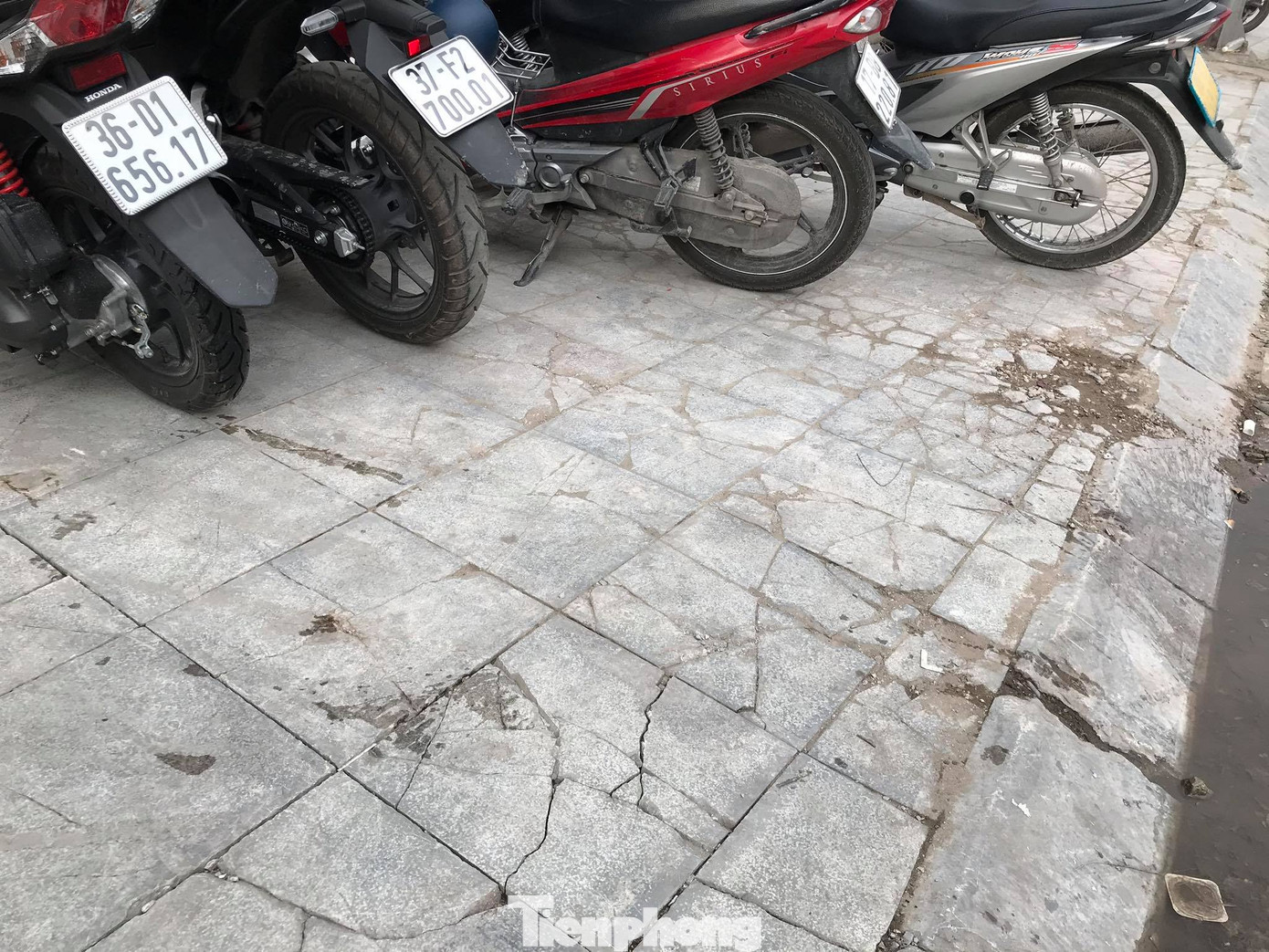 Hà Nội: Vỉa hè lát đá 'trăm tỷ' đường Nguyễn Trãi hư hỏng, vỡ vụn ảnh 8