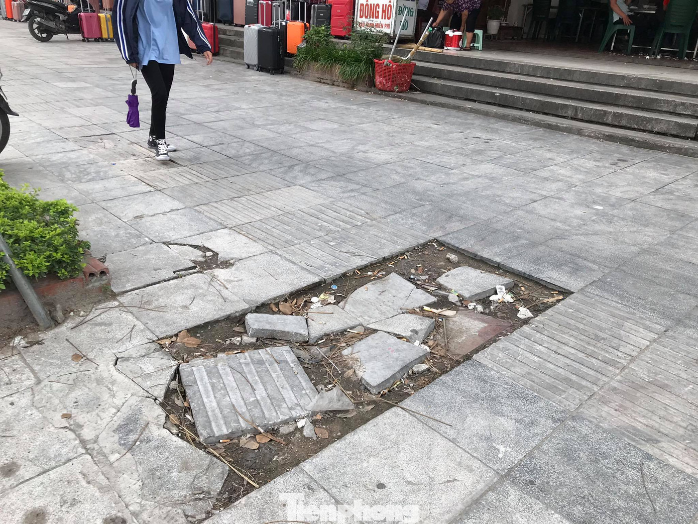 Hà Nội: Vỉa hè lát đá 'trăm tỷ' đường Nguyễn Trãi hư hỏng, vỡ vụn ảnh 7