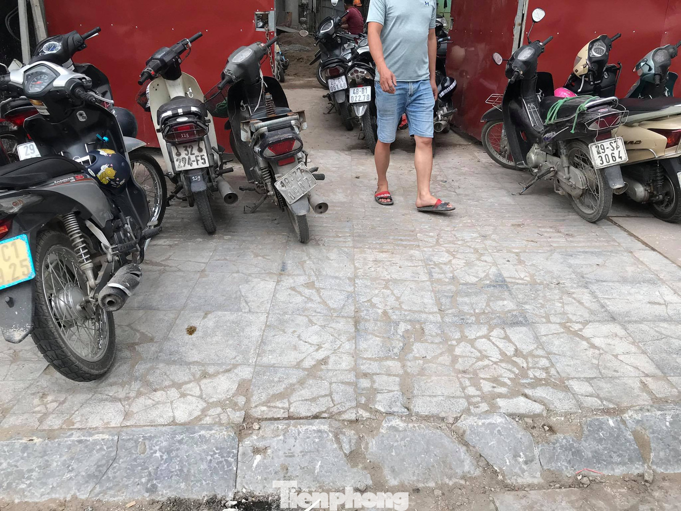 Hà Nội: Vỉa hè lát đá 'trăm tỷ' đường Nguyễn Trãi hư hỏng, vỡ vụn ảnh 9