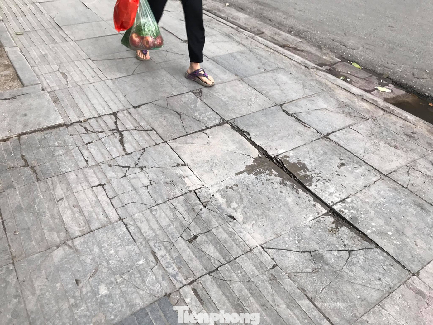 Hà Nội: Vỉa hè lát đá 'trăm tỷ' đường Nguyễn Trãi hư hỏng, vỡ vụn ảnh 5