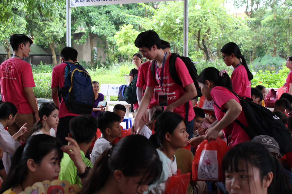 Mang nụ cười đến với trẻ em khuyết tật ảnh 5