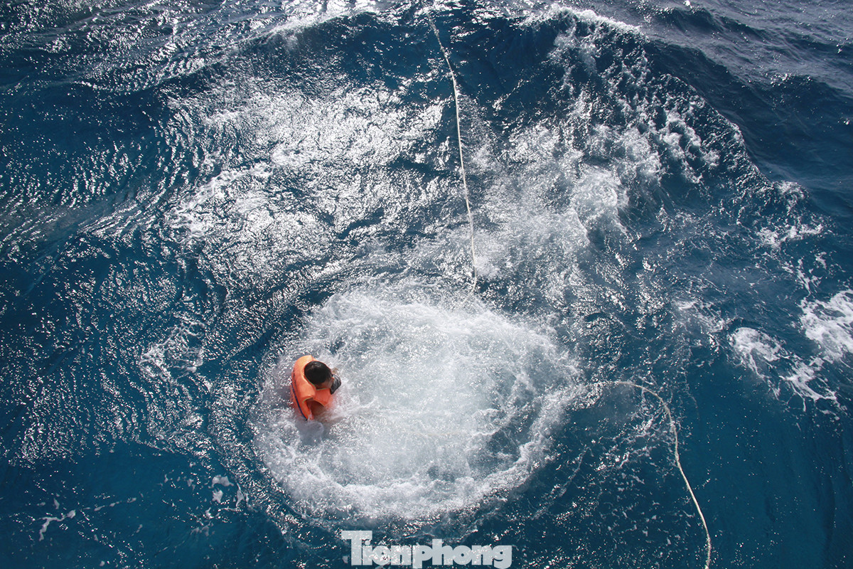 Vượt sóng dữ vào nhà giàn DK1 ảnh 9