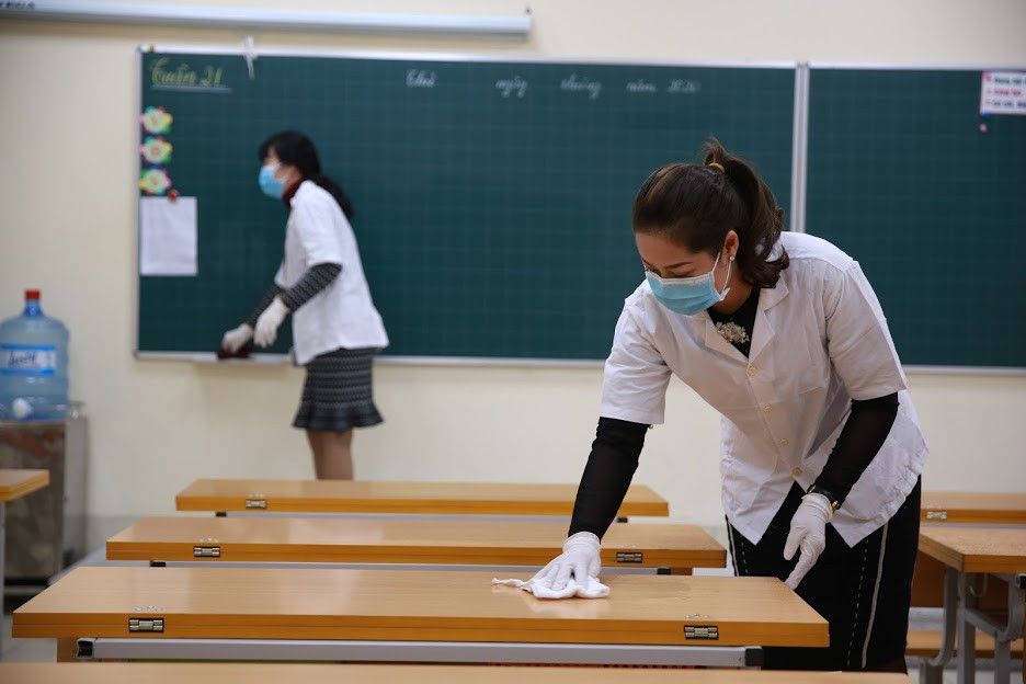 Mục kích phun thuốc khử trùng các trường học Hà Nội ảnh 5