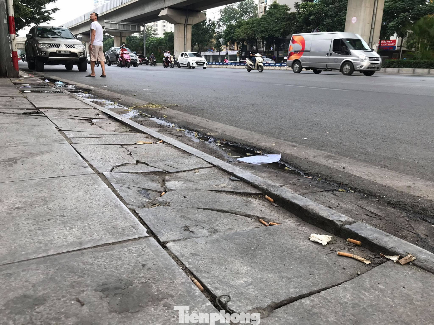 Hà Nội: Vỉa hè lát đá 'trăm tỷ' đường Nguyễn Trãi hư hỏng, vỡ vụn ảnh 1