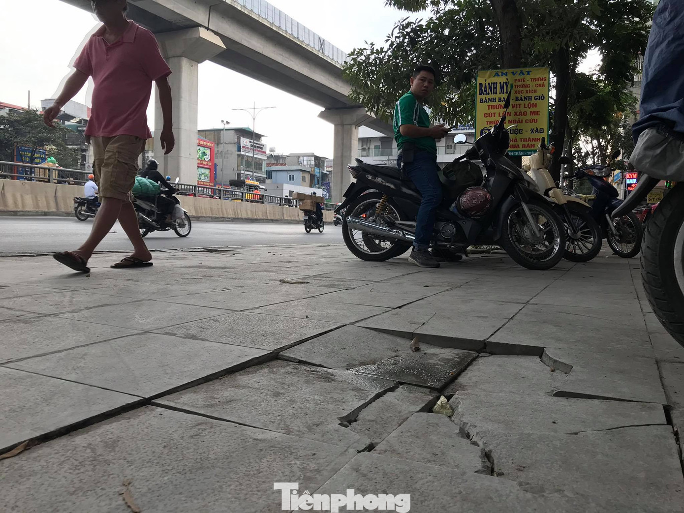 Hà Nội: Vỉa hè lát đá 'trăm tỷ' đường Nguyễn Trãi hư hỏng, vỡ vụn ảnh 3