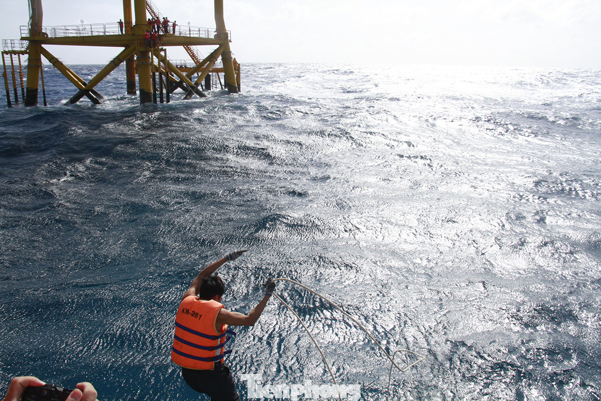 Vượt sóng dữ vào nhà giàn DK1 ảnh 6