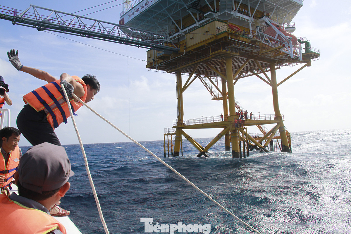 Vượt sóng dữ vào nhà giàn DK1 ảnh 4