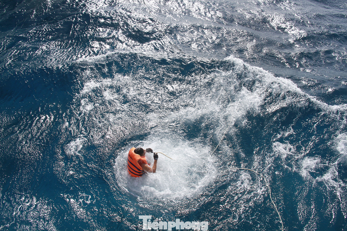 Vượt sóng dữ vào nhà giàn DK1 ảnh 8