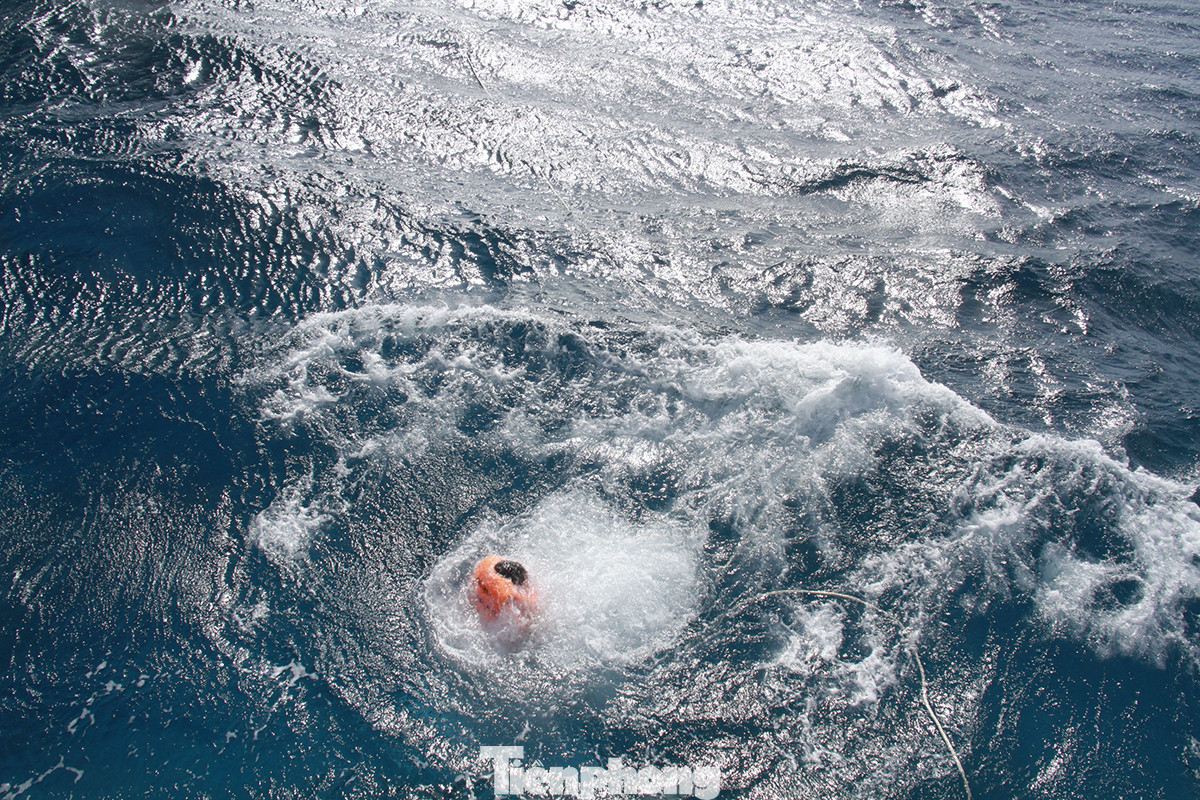 Vượt sóng dữ vào nhà giàn DK1 ảnh 7