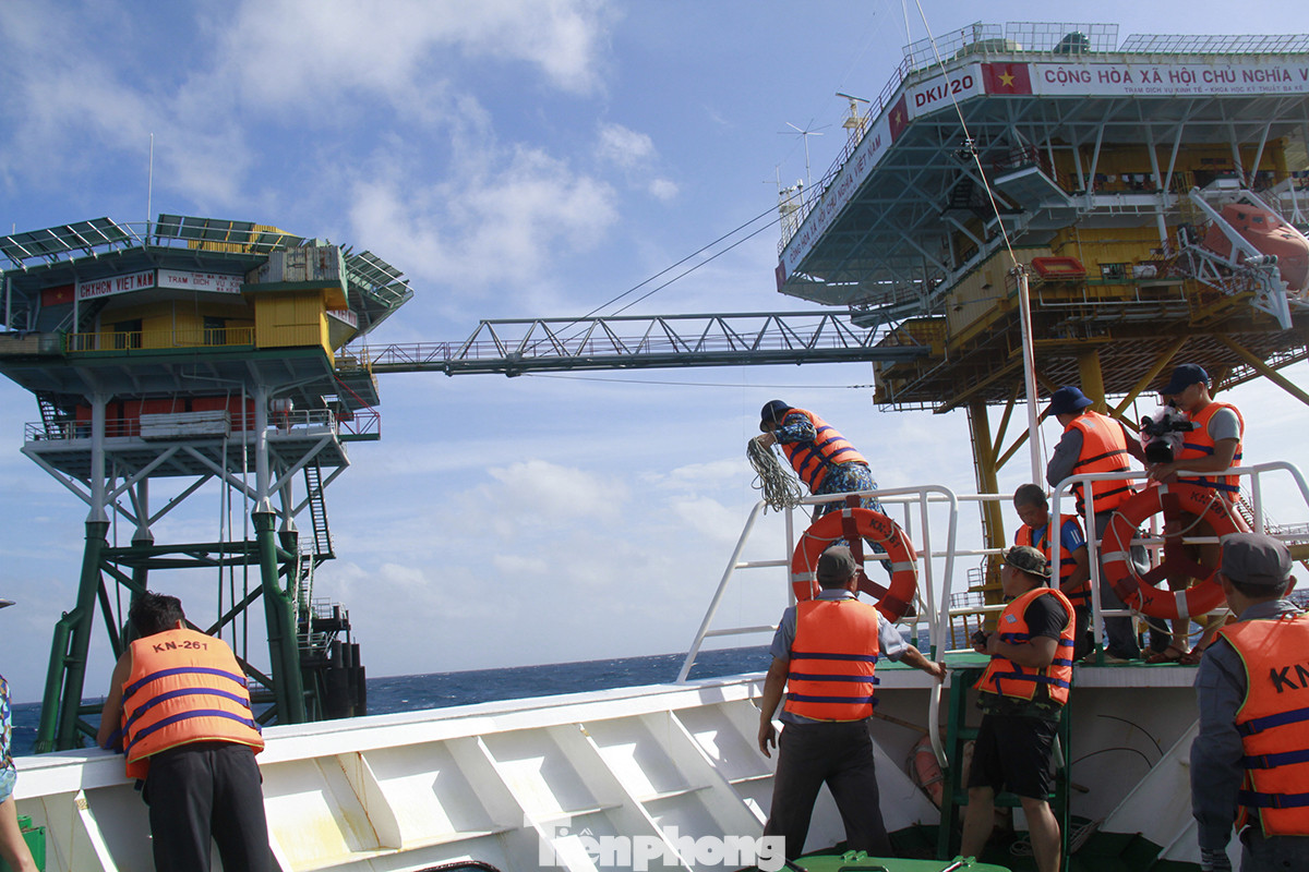 Vượt sóng dữ vào nhà giàn DK1 ảnh 3