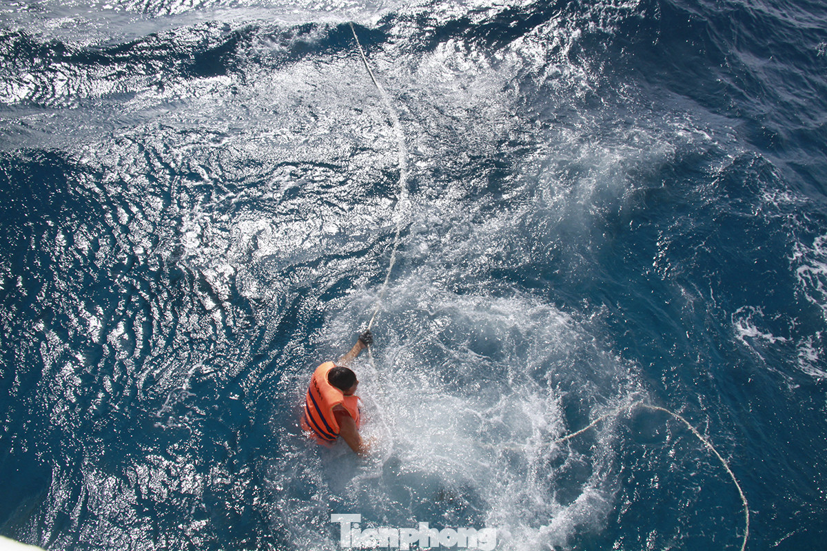 Vượt sóng dữ vào nhà giàn DK1 ảnh 10