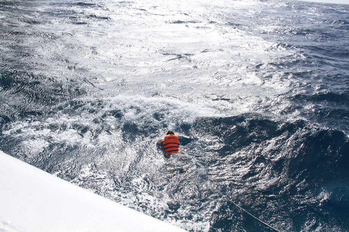 Vượt sóng dữ vào nhà giàn DK1 ảnh 12