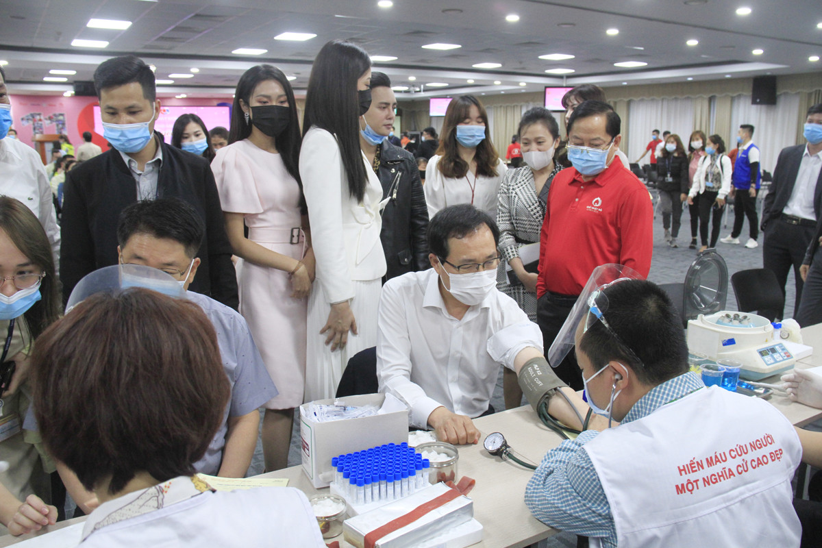 Hoa hậu Đỗ Thị Hà hưởng ứng ngày hội Chủ nhật Đỏ tại Thanh Hoá ảnh 25