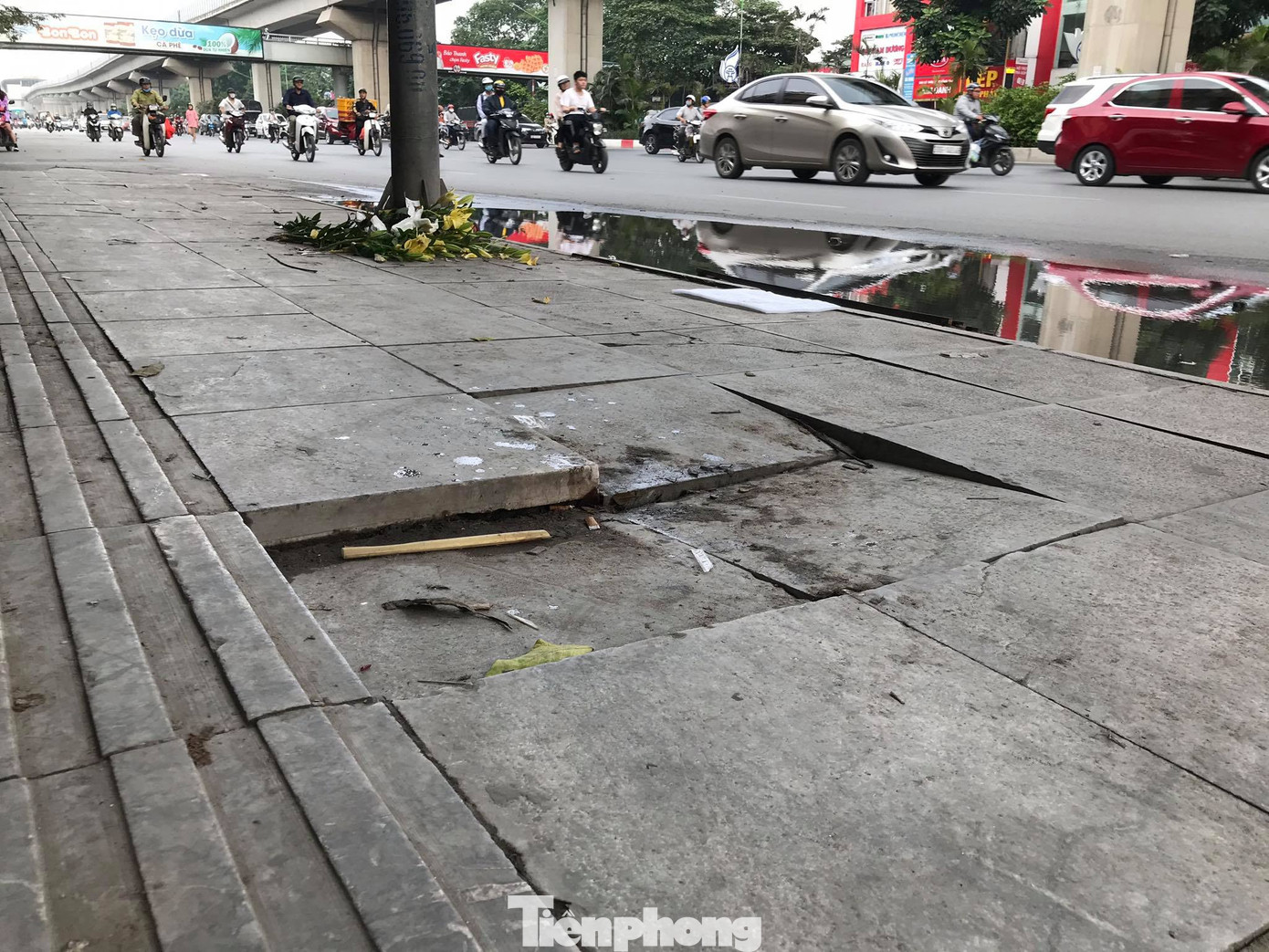 Hà Nội: Vỉa hè lát đá 'trăm tỷ' đường Nguyễn Trãi hư hỏng, vỡ vụn ảnh 4