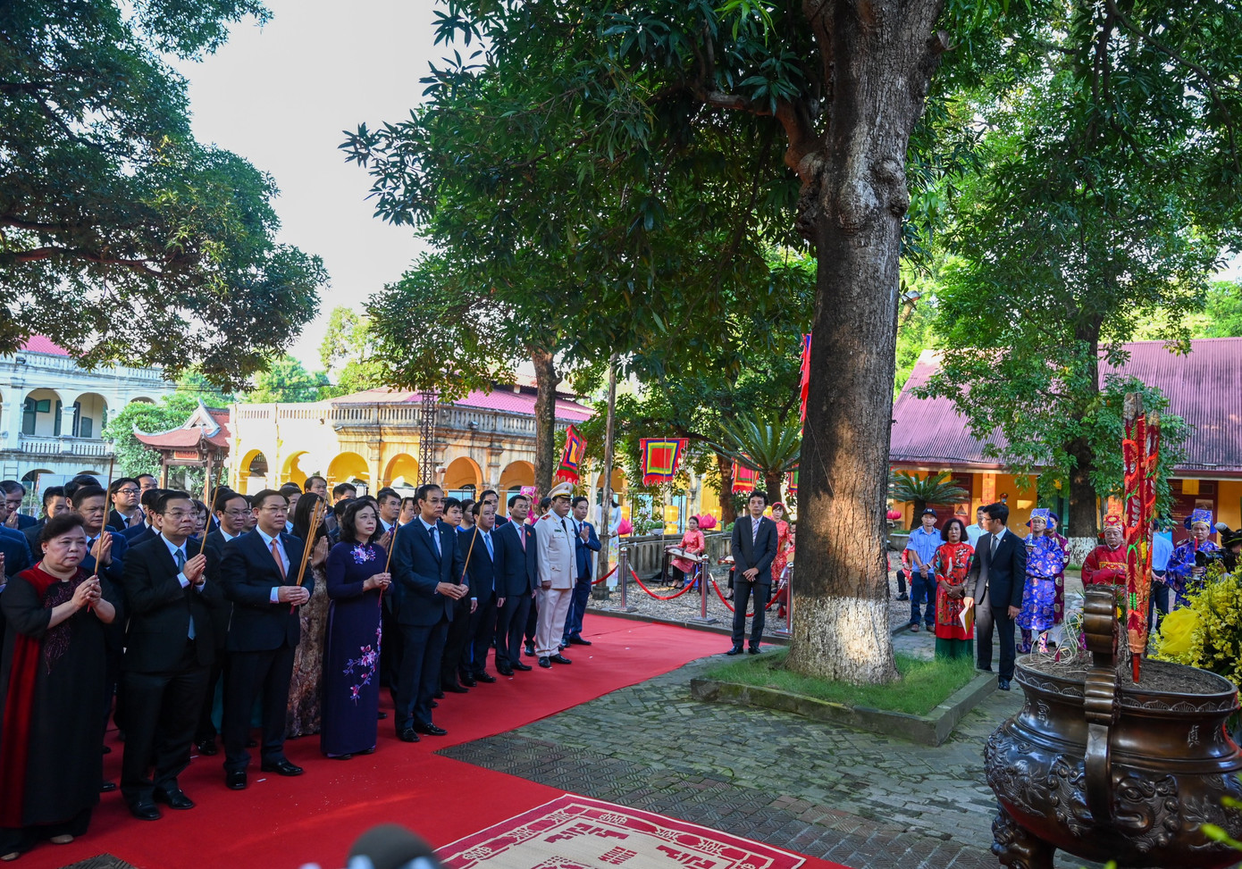 Các đại biểu thành kính dâng hương tưởng nhớ đức Thái tổ triều Lý đã định đô ở Thăng Long vào mùa thu năm 1010, các triều đại kế tiếp mở mang dựng xây bờ cõi, bồi đắp lịch sử văn hiến nghìn năm, lưu truyền đến thời đại Hồ Chí Minh quang vinh. Lãnh đạo Hà Nội dâng hương tưởng nhớ liệt tổ, liệt tông, Chủ tịch Hồ Chí Minh ảnh 1