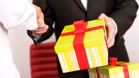 Quà tết giá hàng trăm triệu đồng bán cho ai? ảnh 2 Quà tết giá hàng trăm triệu đồng bán cho ai? ảnh 2