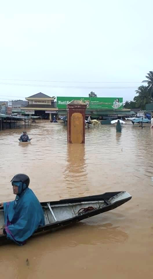 Hàng trăm nhà dân ngập tận mái, nguy cơ lũ chồng lũ ở Quảng Trị ảnh 10
