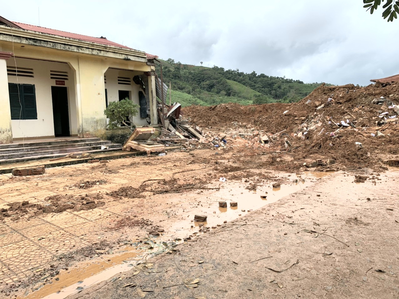 Tìm thấy nhiều thi thể vụ sạt lở ở Đoàn 337, tính phương án dùng trực thăng cứu nạn ảnh 16