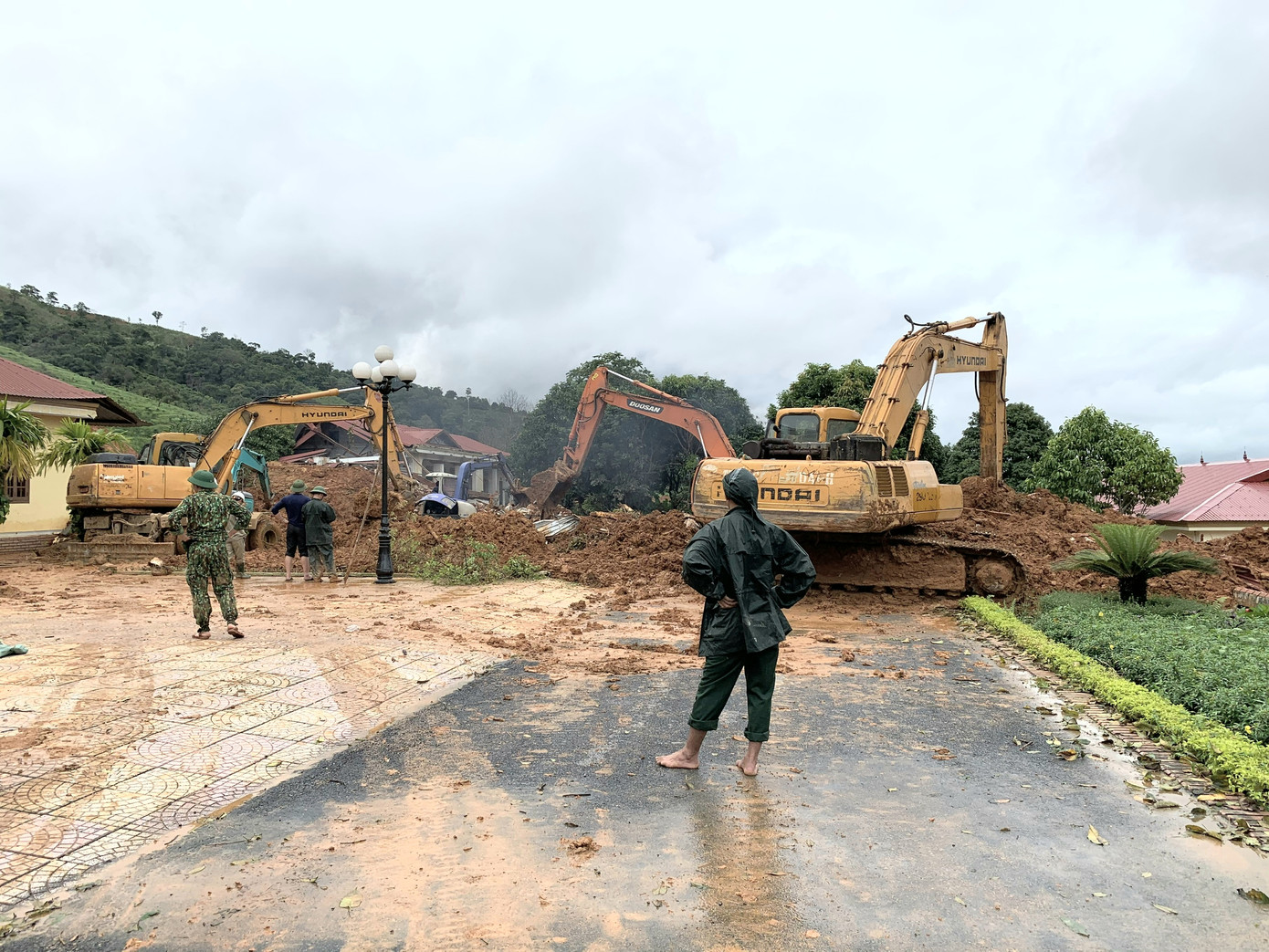 Tìm thấy nhiều thi thể vụ sạt lở ở Đoàn 337, tính phương án dùng trực thăng cứu nạn ảnh 15