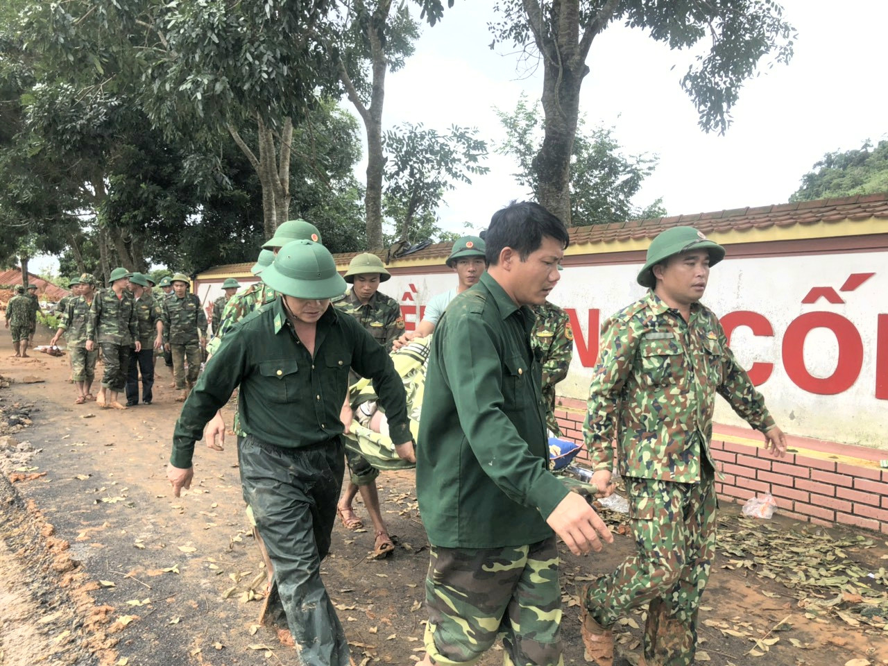 Di chuyển thi thể cán bộ, chiến sĩ Đoàn 337 về thành phố Đông Hà ảnh 6