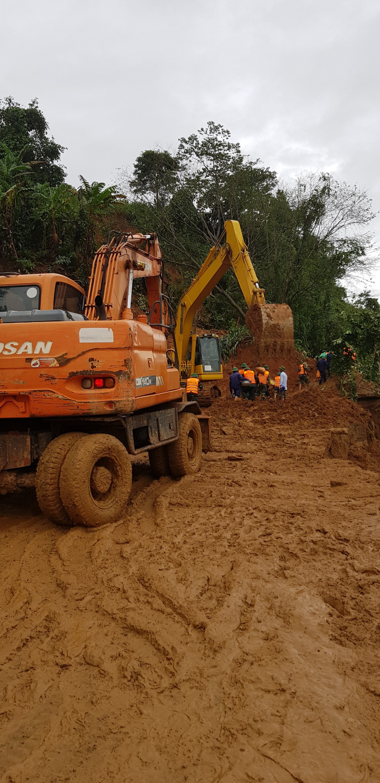 Kinh hãi hiện trường vụ sạt lở đất khiến 22 cán bộ, chiến sĩ ở Quảng Trị mất tích ảnh 6