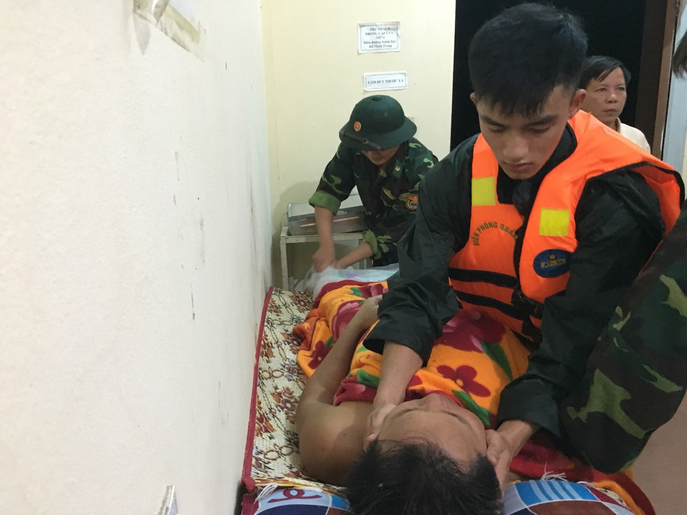 Cứu hộ thành công 5 thuyền viên bị nạn trên biển ảnh 1