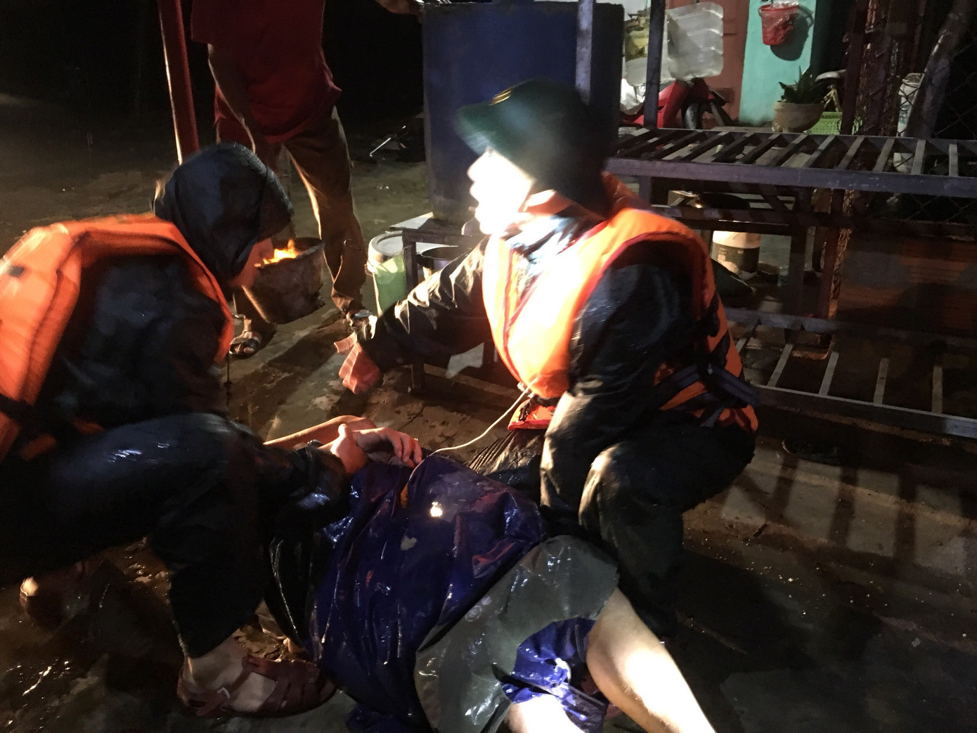 Cứu hộ thành công 5 thuyền viên bị nạn trên biển ảnh 2