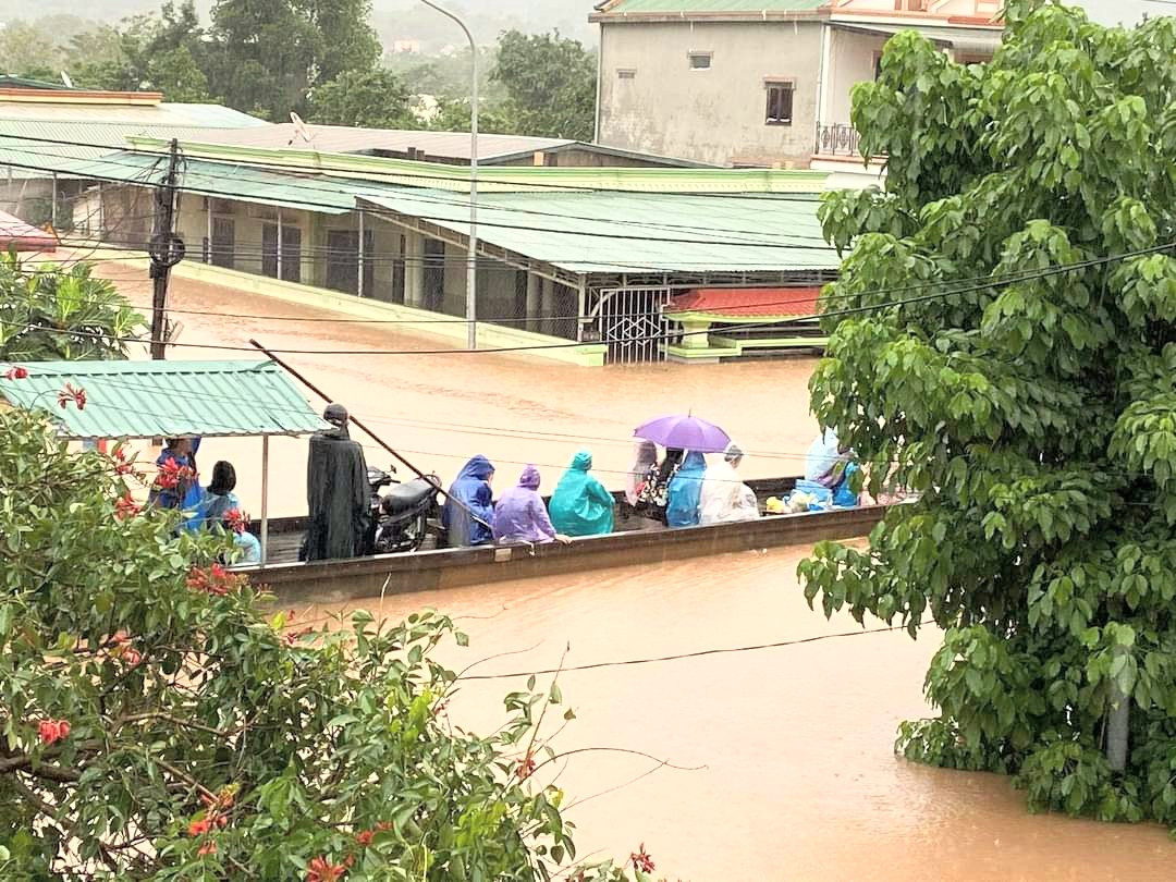 Một thầy giáo bị nước lũ cuốn trôi ảnh 1