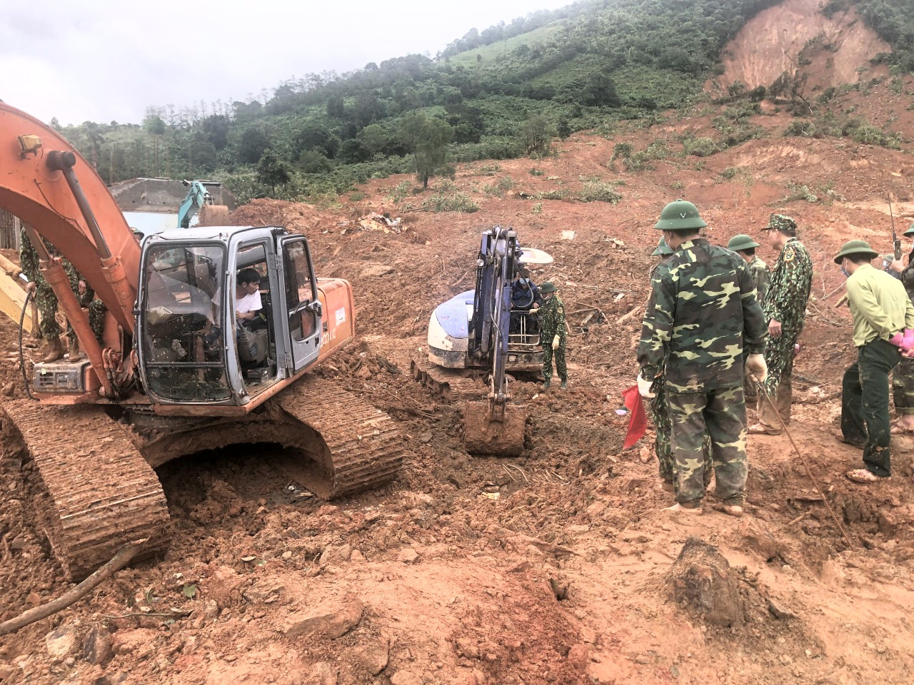 Di chuyển thi thể cán bộ, chiến sĩ Đoàn 337 về thành phố Đông Hà ảnh 3