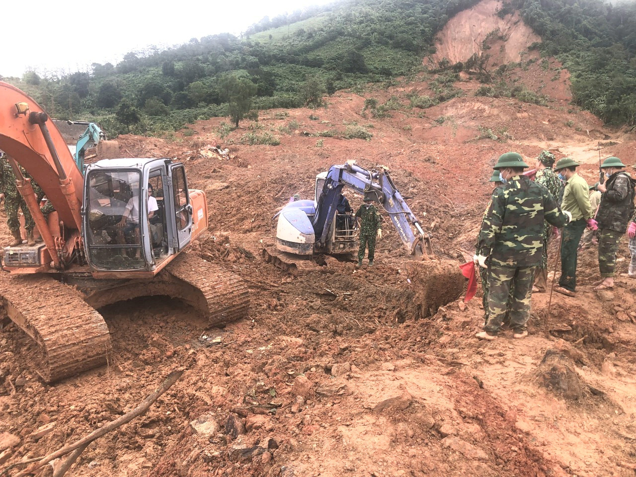 Di chuyển thi thể cán bộ, chiến sĩ Đoàn 337 về thành phố Đông Hà ảnh 5
