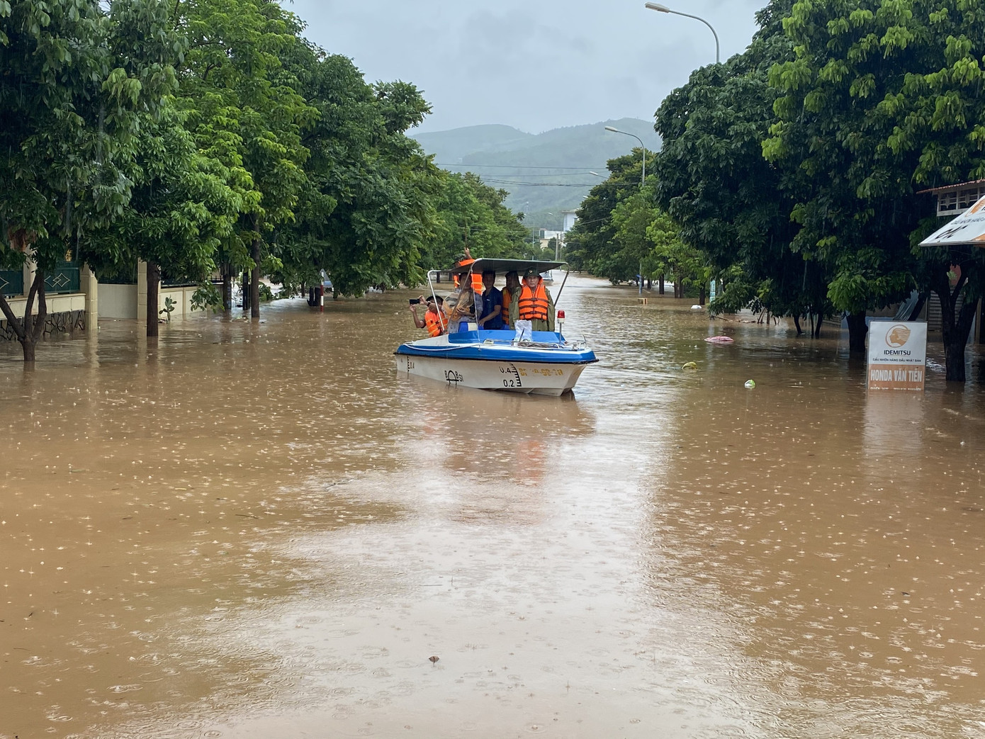 Hàng trăm nhà dân ngập tận mái, nguy cơ lũ chồng lũ ở Quảng Trị ảnh 4