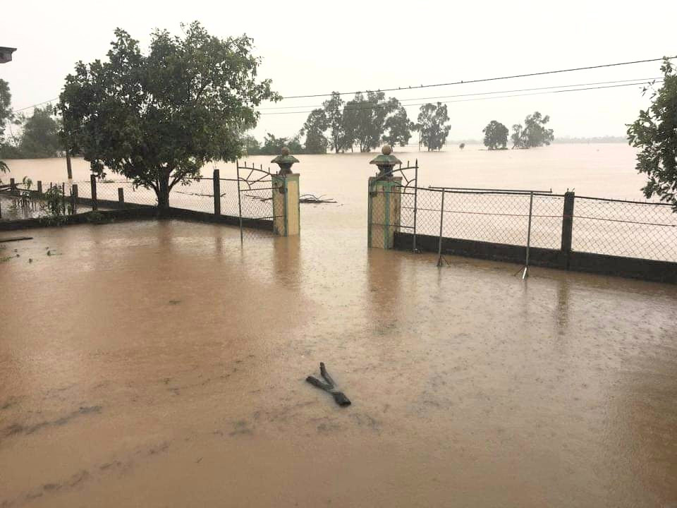 Hàng trăm nhà dân ngập tận mái, nguy cơ lũ chồng lũ ở Quảng Trị ảnh 11