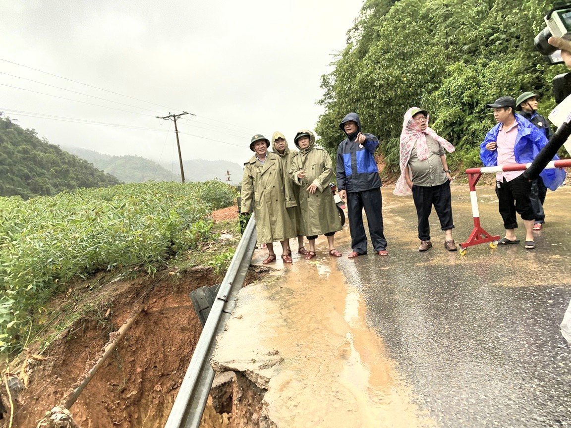 Hàng trăm nhà dân ngập tận mái, nguy cơ lũ chồng lũ ở Quảng Trị ảnh 8
