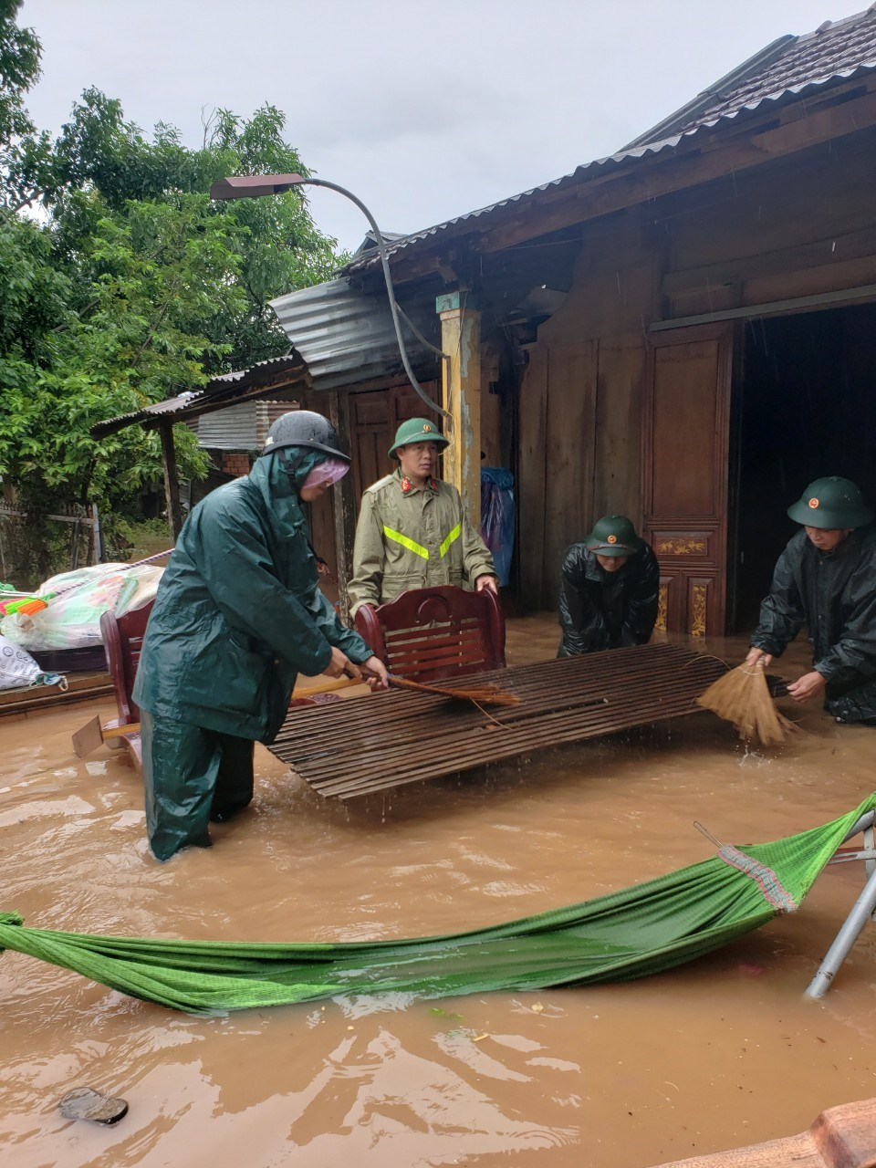 Hàng trăm nhà dân ngập tận mái, nguy cơ lũ chồng lũ ở Quảng Trị ảnh 6