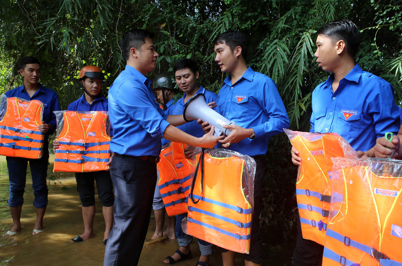 Trao huy hiệu 'Tuổi trẻ dũng cảm' cho các thanh niên cứu người trong mùa lũ ảnh 3