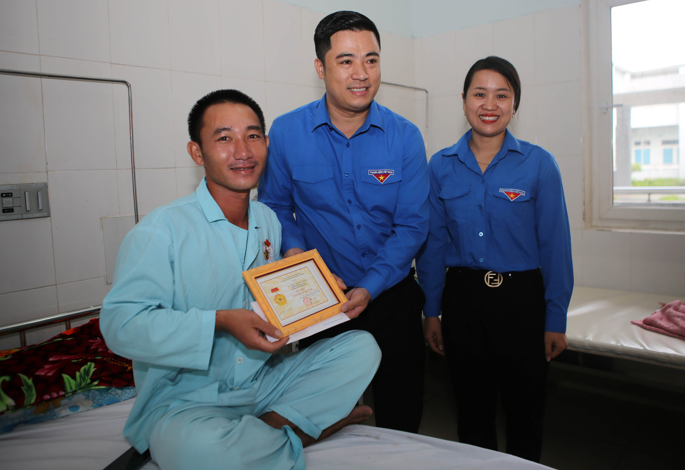 Trao huy hiệu 'Tuổi trẻ dũng cảm' cho các thanh niên cứu người trong mùa lũ ảnh 1