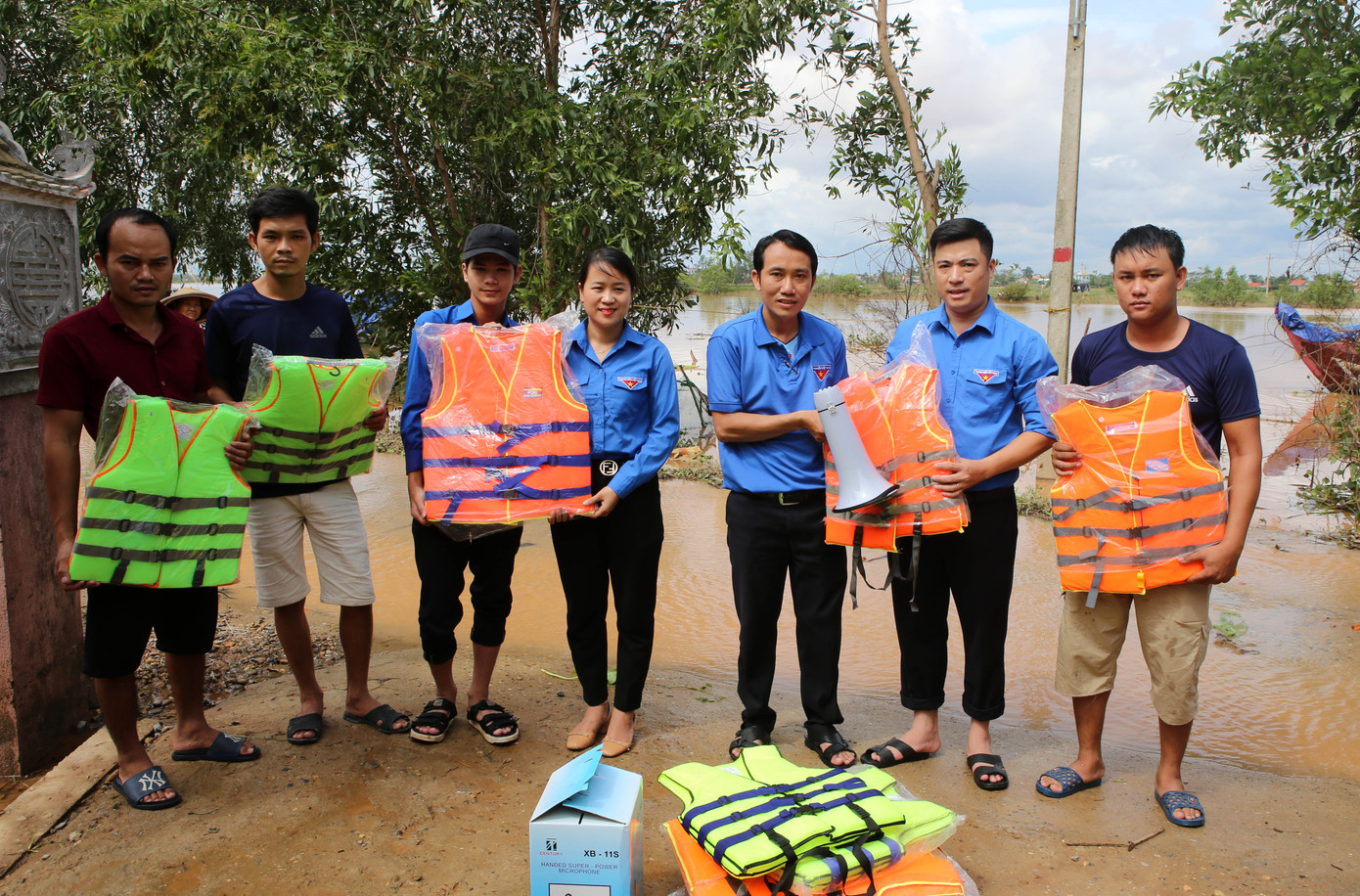 Trao huy hiệu 'Tuổi trẻ dũng cảm' cho các thanh niên cứu người trong mùa lũ ảnh 4