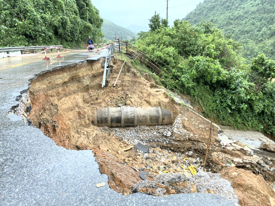 Hàng trăm nhà dân ngập tận mái, nguy cơ lũ chồng lũ ở Quảng Trị ảnh 9