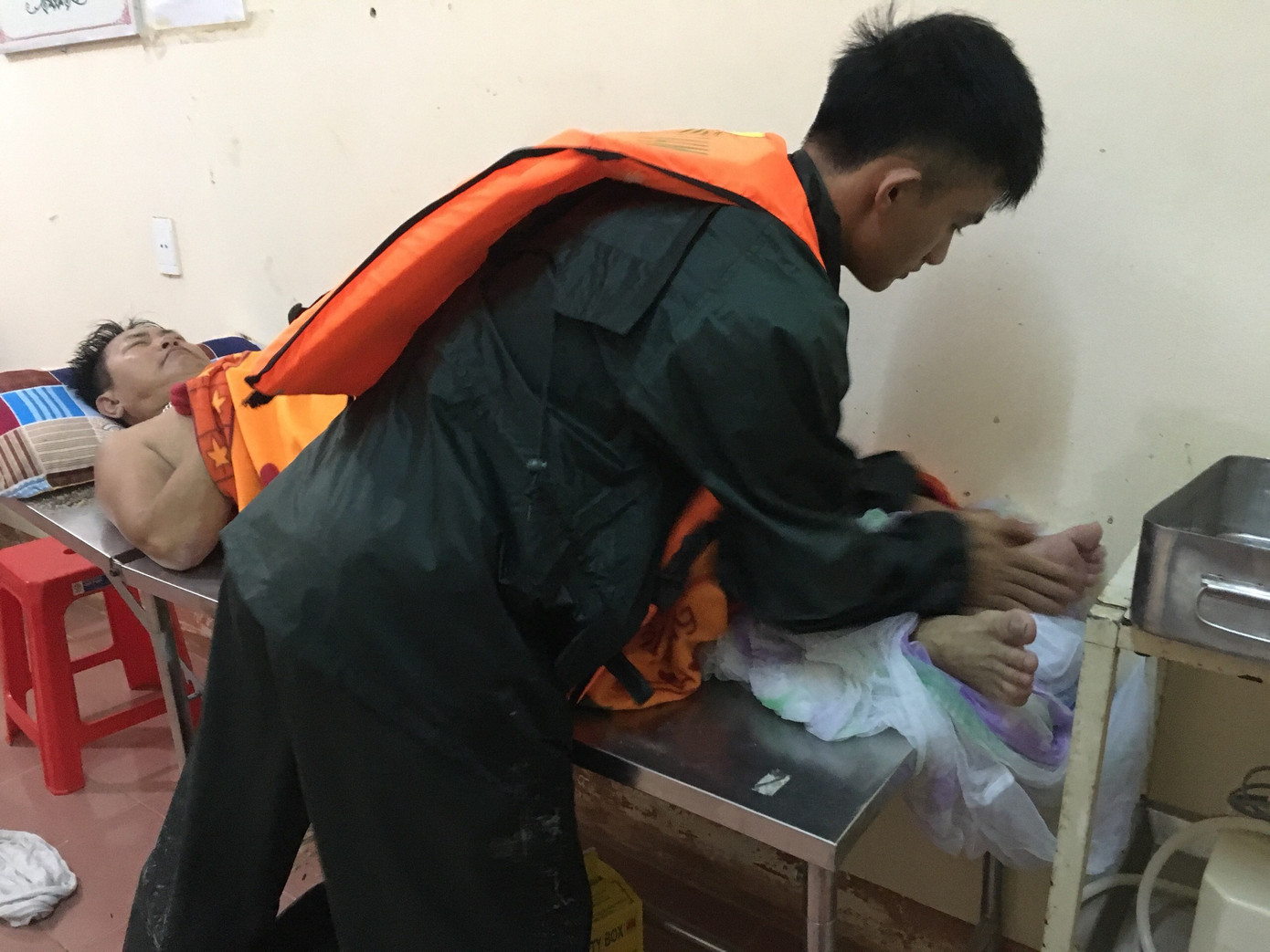 Cứu hộ thành công 5 thuyền viên bị nạn trên biển ảnh 4