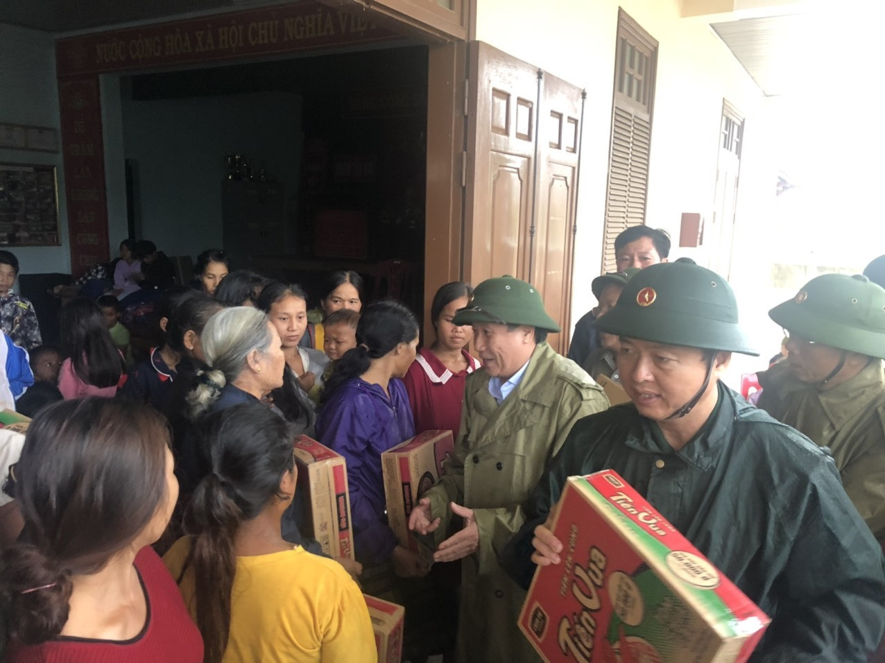 Hàng trăm nhà dân ngập tận mái, nguy cơ lũ chồng lũ ở Quảng Trị ảnh 7