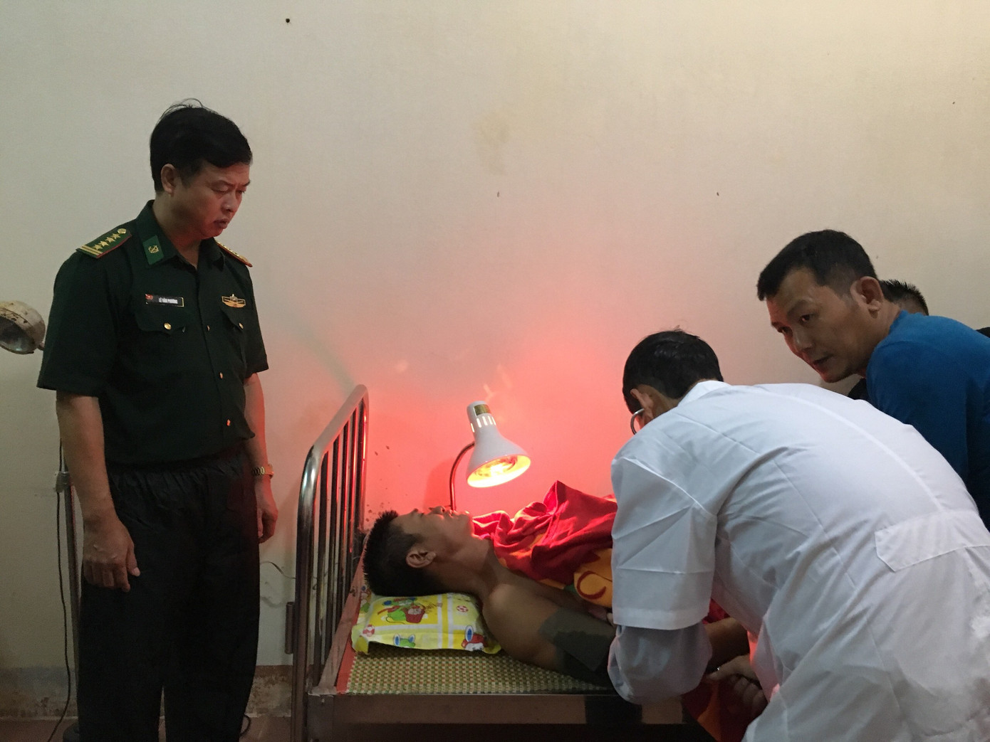 Cứu hộ thành công 5 thuyền viên bị nạn trên biển ảnh 5