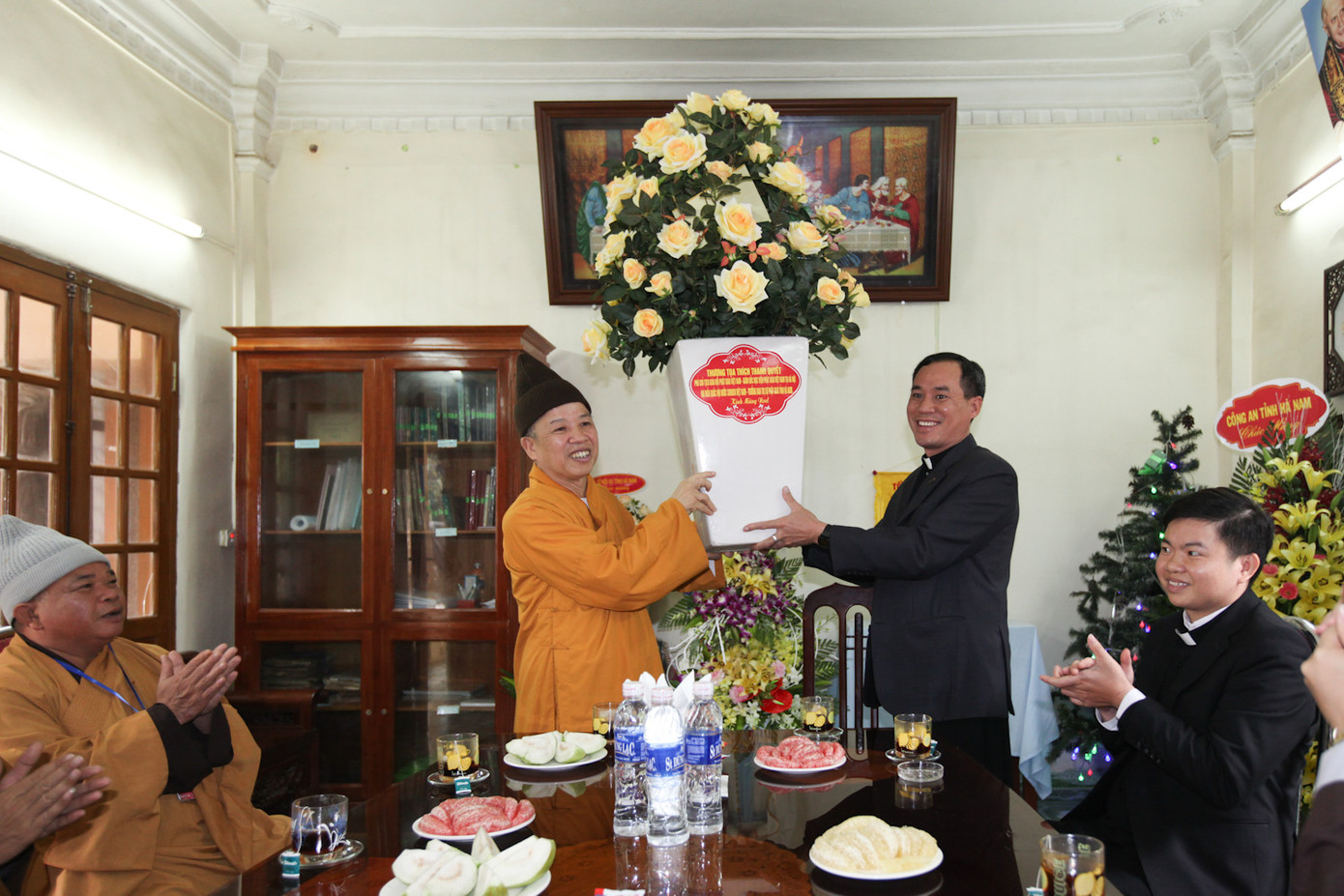 Giáo hội Phật giáo thăm giáo xứ Hà Nam, Quảng Ninh dịp Giáng sinh ảnh 2