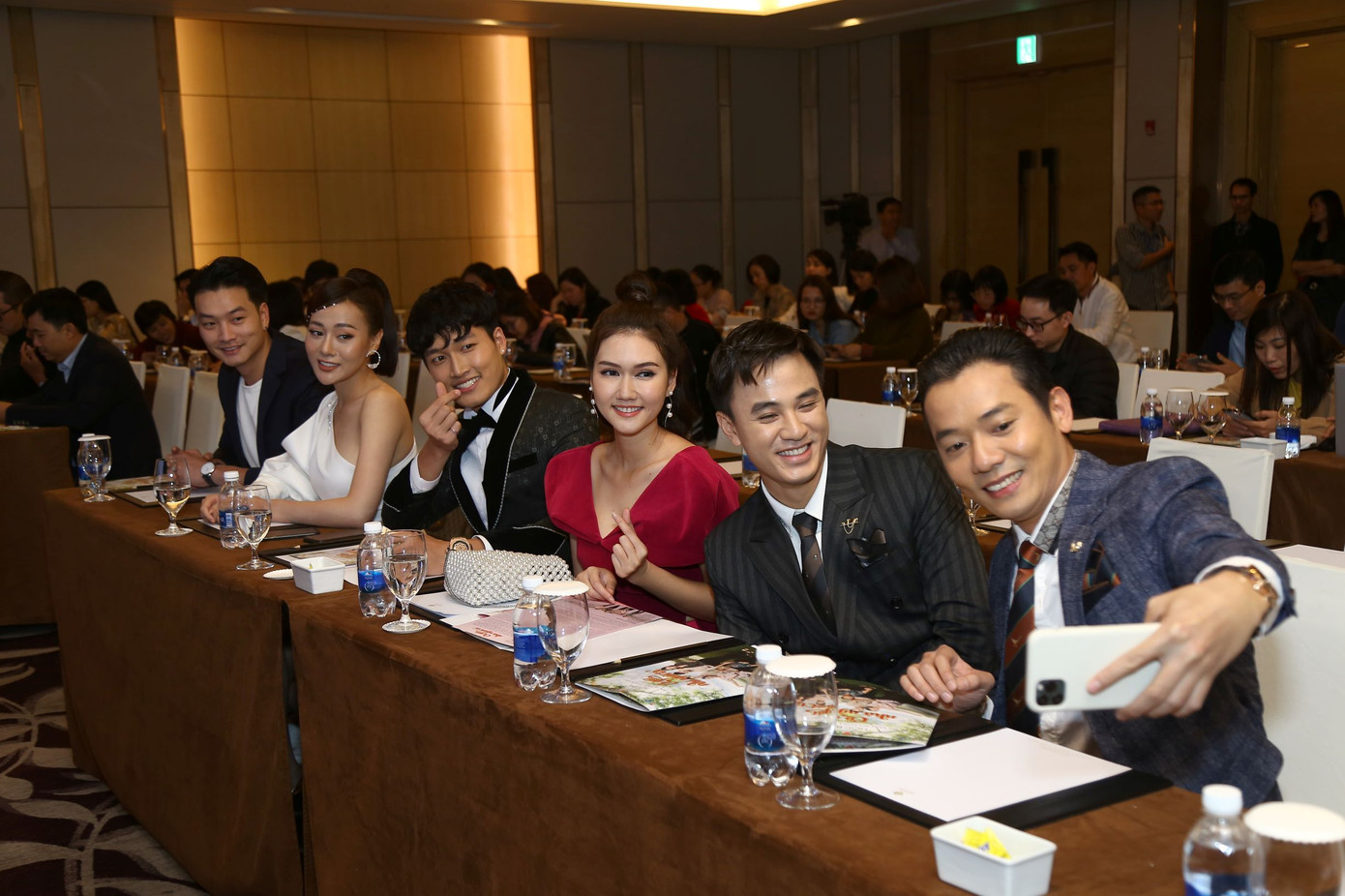 Phương Oanh ‘Quỳnh búp bê’ thành cô giáo làng ‘Cô gái nhà người ta’ ảnh 1