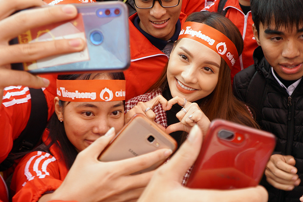 Bảo Thanh giữa vòng vây fan tại Chủ nhật đỏ lần thứ 12 ảnh 5